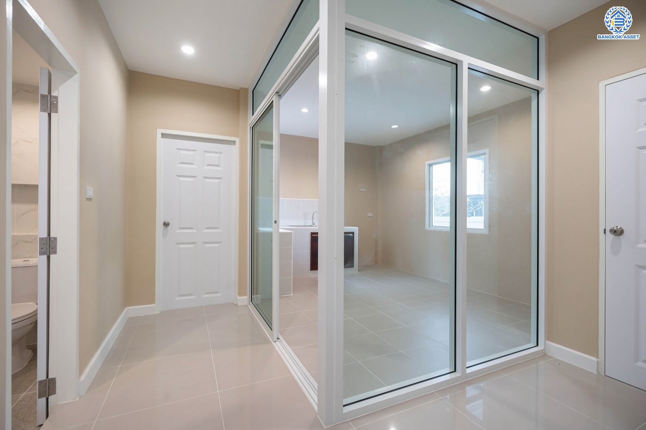 บ้านมือสองตกแต่งใหม่ โครงการ ดีซิโอ้ อรดา ราชพฤกษ์ หลังมุม เนื้อที่ 50.6 ตร.ว. ตอบโจทย์ทุกการอยู่อาศัย ฟังก์ชัน 3 ห้องนอน 3 ห้องน้ำ 2 ที่จอดรถ บรรยากาศเงียบสงบ บนทำเลเดินทางสะดวก เชื่อมต่อหลายเส้นทาง ใกล้รถไฟฟ้าสายสีม่วง "สถานีบางรักใหญ่"